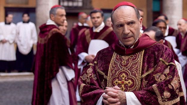 كيف يرفع فيلم الإثارة الجديد “Conclave” الغطاء عن انتخاب البابا
